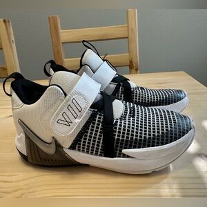 Nike Kids LeBron Witness V11 White: Basketball Sneakers